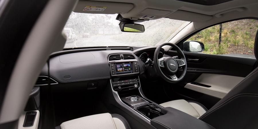 Торпедо Jaguar XE 25t R-Sport 2015 года  (AU) (фото 8 из 40)